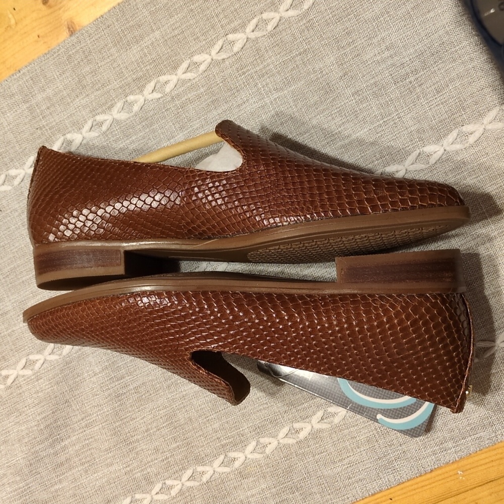 BareTraps Brown Textured Loafers - Picture 6 of 8